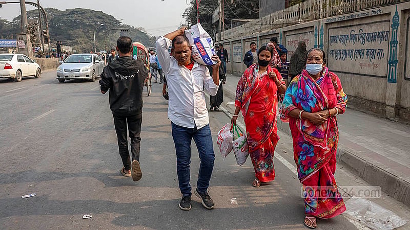 ঢাকা সেন্ট্রাল ইউনিভার্সিটি গঠনের চূড়ান্ত অধ্যাদেশ জারির দাবিতে বুধবার দুপুরে টেকনিক্যাল মোড় অবরোধ করলে বাস থেকে নেমে হেঁটে চলা শুরু করেন যাত্রীরা।