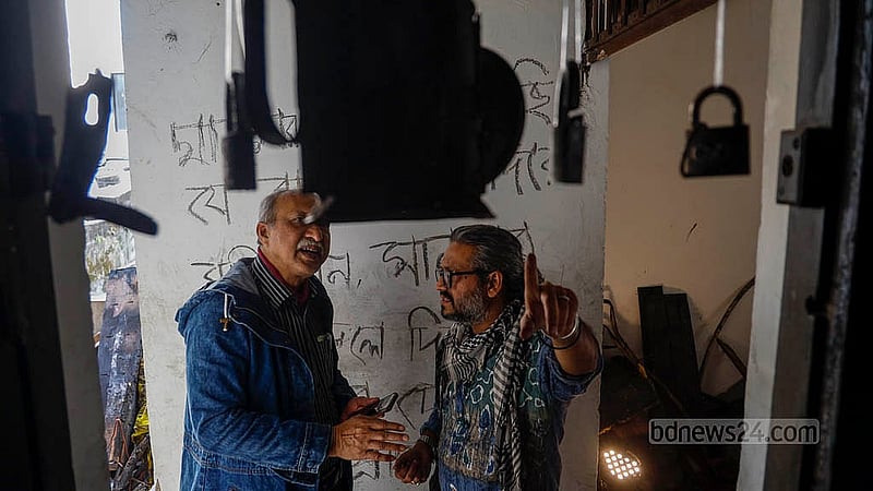উদীচী শিল্পীগোষ্ঠীর কেন্দ্রীয় কার্যালয়ে ২৪ দিন আগে সংঘটিত হামলা ও অগ্নিসংযোগে পুড়ে যাওয়া বিভিন্ন জিনিসপত্র দেখছে মানুষ