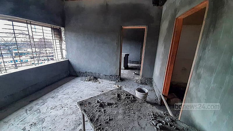 ছাত্র-জনতার গণআন্দোলনে শেখ হাসিনার পতনের দিন হামলা-ভাঙচুর আর আগুনে পোড়ানো হয় যাত্রাবাড়ী থানা; এক মাস পর থানাটি এখন মেরামত করে নতুন করে সাজানোর কাজ শুরু হয়েছে।