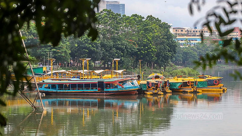 রাজধানীর হাতিরঝিলে চলছে না ওয়াটার ট্যাক্সি, নৌযানগুলো এফডিসি ঘাটে রাখা হয়েছে। ছবি: আব্দুল্লাহ আল মমীন