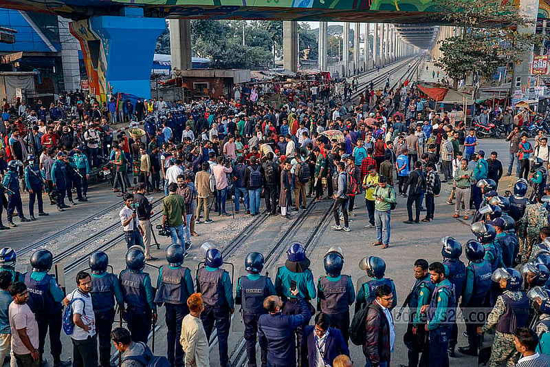 স্বতন্ত্র বিশ্ববিদ্যালয়ের দাবিতে আন্দোলনরত সরকারি তিতুমীর কলেজের শিক্ষার্থীরা সোমবার দুপুরে মহাখালী রেলক্রসিংয় অবরোধ করলে আইনশৃঙ্খলাবাহিনীও সতর্ক অবস্থান নেয়। ছবি: মাহমুদ জামান অভি