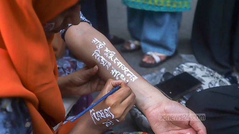 কাকরাইলের মসজিদ মোড়ে শুক্রবার সকাল থেকে অবস্থান নেন জগন্নাথ বিশ্ববিদ্যালয়ের আন্দোলনকারীরা। হাতে বিভিন্ন রঙে দাবিদাওয়া তুলে ধরেন তারা। ছবি: আব্দুল্লাহ আল মমীন