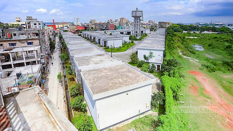 পুরান ঢাকায় অগ্নিকাণ্ডের মত দুর্ঘটনা এড়াতে রাসায়নিকের কারখানাগুলো সরিয়ে নিতে শ্যামপুরে ৬ দশমিক ১৭ একর জমিতে নির্মাণ করা হয় ৫৪টি গুদাম। উদ্বোধনের দুই বছরেও বেশিরভাগ গুদাম খালি পড়ে আছে। ছবি: আব্দুল্লাহ আল মমীন