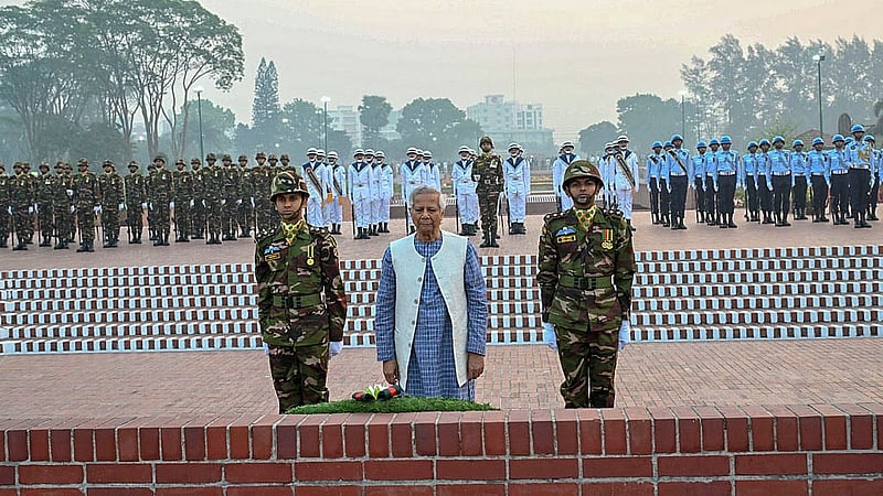 স্বাধীনতা দিবসের সকালে বুধবার সাভারে জাতীয় স্মৃতিসৌধে শ্রদ্ধা নিবেদন করেন প্রধান উপদেষ্টা মুহাম্মদ ইউনূস। ছবি: পিআইডি
