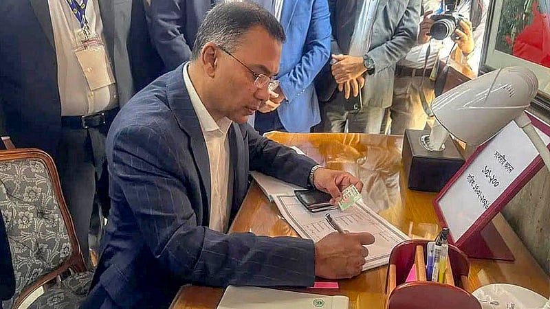 বিএনপি চেয়ারম্যান তারেক রহমান সংসদ সদস্য হিসেবে মঙ্গলবার শপথ নিয়ে শপথপত্রে সই করেন