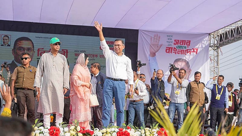 সিরাজগঞ্জের বিসিক শিল্প পার্কে শনিবার দুপুরে নির্বাচনি জনসভায় উপস্থিত জনতার উদ্দেশ্যে হাত নেড়ে শুভেচ্ছা জানান বিএনপির চেয়ারম্যান তারেক রহমান।