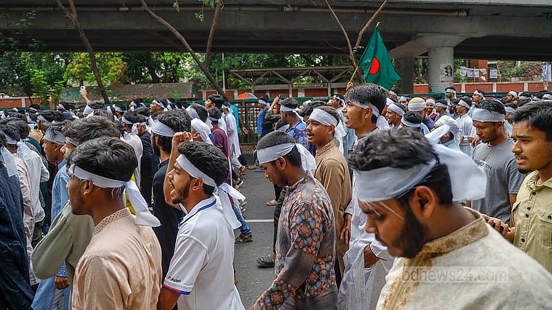 ছয়টি দাবি আদায়ে শুক্রবার জুমার নামাজের পর ঢাকা পলিটেকনিক ইনস্টিটিউটের শিক্ষার্থীরা কাফন পরে মিছিল বের করেন। তেজগাঁওয়ের সাত রাস্তা মোড় ও বিভিন্ন সড়ক ঘুরে তারা ইনস্টিটিউটের সামনে মিলিত হন। ছবি: মাহমুদ জামান অভি
