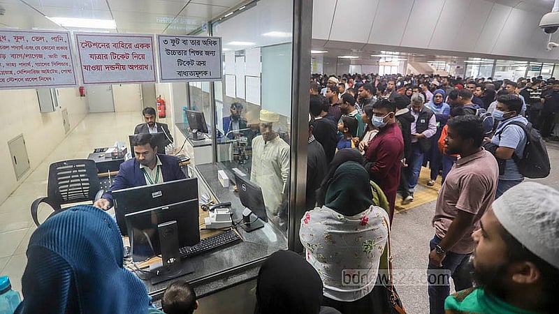 মেট্রোরেলের টিকেট দেওয়ার ধীরগতিতে শুক্রবার বিকালে মতিঝিল স্টেশনের কাউন্টারে সামনে ভিড় লেগে যায়। ছবি: আব্দুল্লাহ আল মমীন