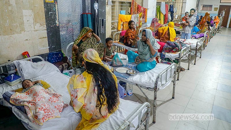 ঢাকার মুগদা মেডিকেল কলেজ হাসপাতালের অষ্টম তলায় বিশেষ ওয়ার্ডে চিকিৎসা নিচ্ছে হামের উপসর্গ নিয়ে ভর্তি হওয়া শিশুরা