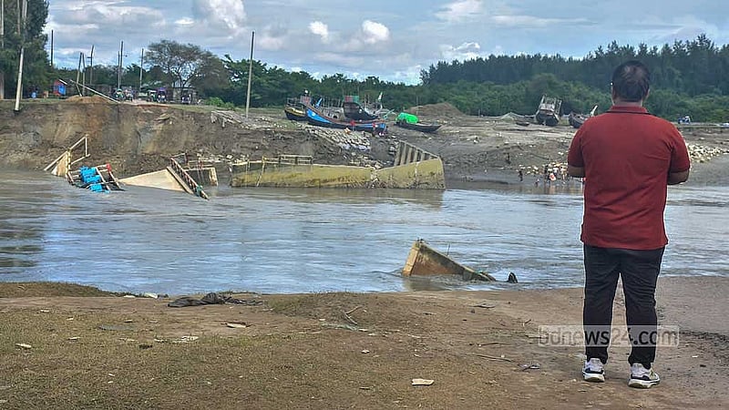 বন্যার পানির তীব্র চাপে টিকতে না পেরে মুছাপুর ক্লোজারের রেগুলেটর ভেঙে যায়। ছবি: সুমন বাবু