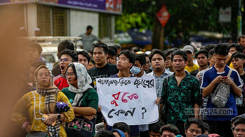 খাগড়াছড়ির দীঘিনালায় পাহাড়িদের ওপর হামলার প্রতিবাদে শুক্রবার প্ল্যাকার্ড হাতে শাহবাগ মোড়ে ‘বিক্ষুব্ধ জুম্ম ছাত্র-জনতা’। ছবি: মাহমুদ জামান অভি
