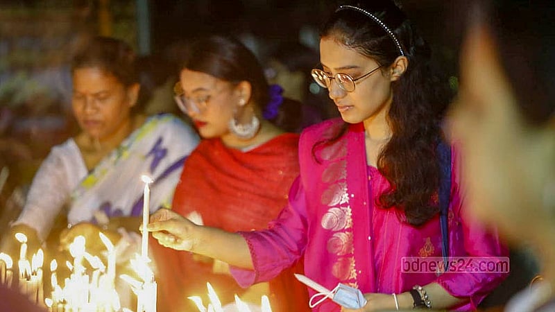 প্রবারণা পূর্ণিমায় বুধবার ঢাকার বাসাবো ধর্মরাজিক বৌদ্ধবিহারে মোমবাতি জ্বালান পুণ্যার্থীরা।