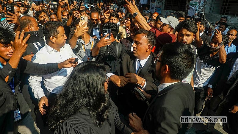 আদালত এলাকায় মঙ্গলবার স্পিকার শিরীন শারমিন চৌধুরীকে ঘিরে আইনজীবীদের হট্টগোল শুরু হয়।  ছবি: আব্দুল্লাহ আল মমীন