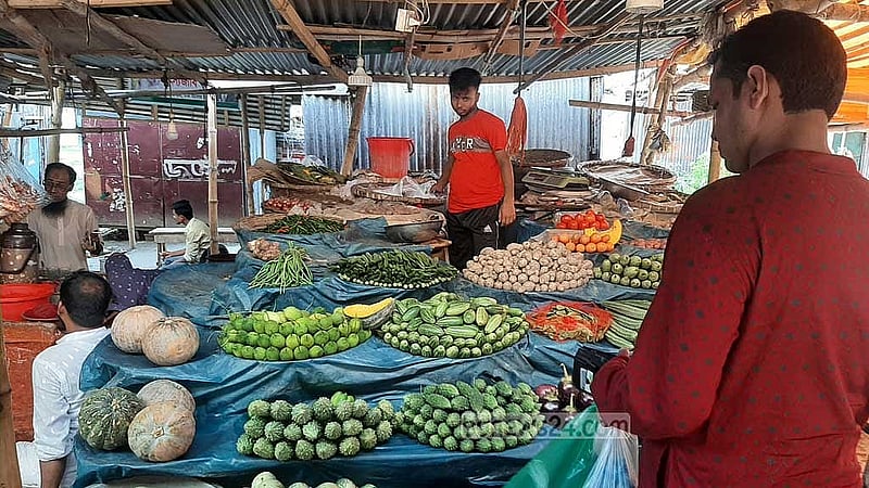 খিলক্ষেত কাঁচাবাজারে সব সবজির দাম চড়া ছিল। 