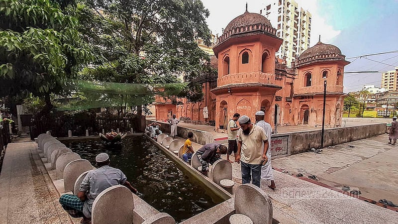 ঢাকার মোহাম্মদপুরে সাত গম্বুজ মসজিদ প্রাঙ্গণে নামাজের আগে অনেকে চৌবাচ্চার পানিতে অজু করেন।  ছবি: আব্দুল্লাহ আল মমীন