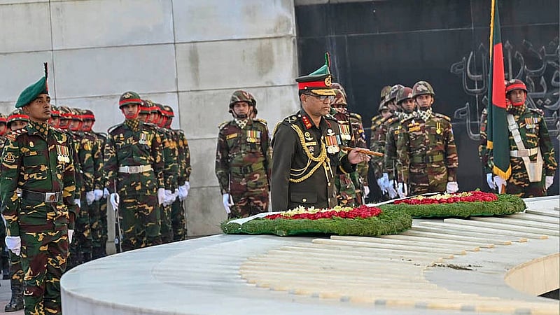 সাবেক প্রধানমন্ত্রী খালেদা জিয়ার কবরে প্রধান উপদেষ্টা মুহাম্মদ ইউনূসের তরফে তার সামরিক সচিব মেজর জেনারেল আবুল হাসনাত মোহাম্মদ তারিক শ্রদ্ধা জানান। ছবি: পিআইডি