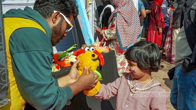 জাহাঙ্গীরনগর বিশ্ববিদ্যালয়ে শুক্রবার প্রজাপতি মেলায় ছিল নানা আয়োজন। ছবি: আরিফুর রহমান