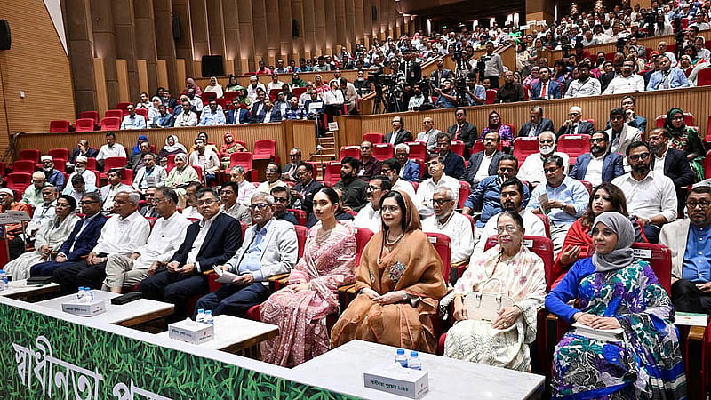 দেশের সর্বোচ্চ বেসামরিক সম্মাননা ‘স্বাধীনতা পুরস্কার’ প্রদান অনুষ্ঠানে প্রধানমন্ত্রী তারেক রহমানের স্ত্রী জোবাইদা রহমান ও মেয়ে জাইমা রহমানসহ অতিথিরা