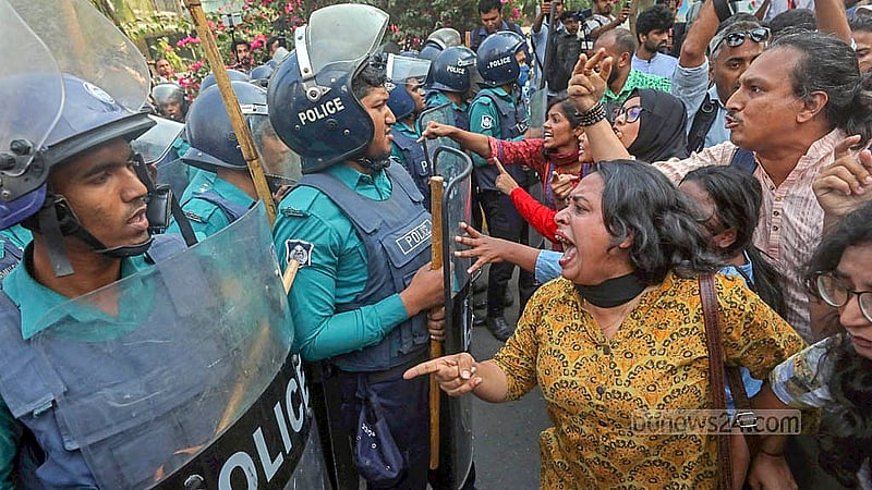 ‘ধর্ষণ ও নিপীড়নের বিরুদ্ধে বাংলাদেশ’ ব্যানারে গণপদযাত্রা মঙ্গলবার রাজধানীর ইন্টারকন্টিনেন্টাল হোটেলের সামনে পৌঁছালে পুলিশ তাদের আটকে দেয়।