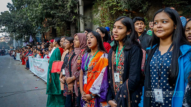 ছায়ানটে হামলার প্রতিবাদে মঙ্গলবার বিকালে ধানমন্ডিতে ছায়ানট সংস্কৃতি ভবনের সামনে বড়দের সঙ্গে শিশু-কিশোররাও গলা মিলিয়ে গান গেয়ে সংহতি প্রকাশ করেছে