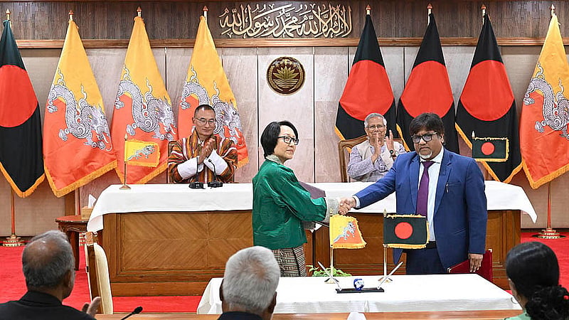 প্রধান উপদেষ্টা মুহাম্মদ ইউনূস ও ভুটানের প্রধানমন্ত্রী শেরিং টোবগের উপস্থিতিতে শনিবার ঢাকায় বাংলাদেশ-ভুটানের মধ্যে স্বাস্থ্য সহযোগিতা ও ইন্টারনেট সেবা বিষয়ে দুটি সমঝোতা স্মারক সই হয়