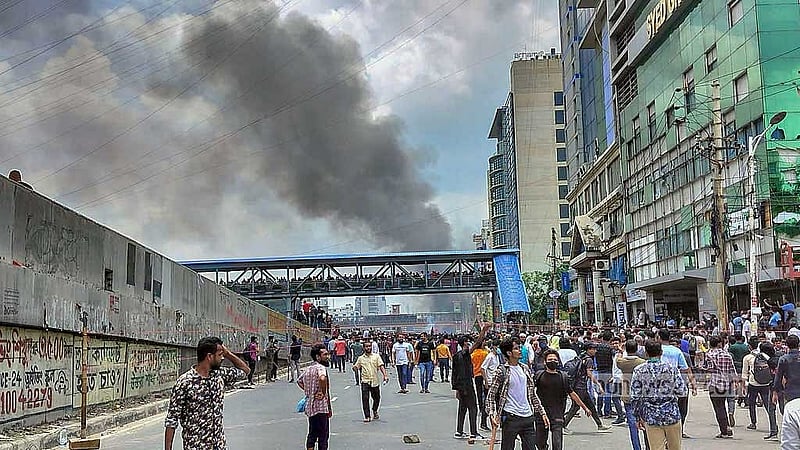 এক দফা দাবিতে অসহযোগ আন্দোলনের প্রথম দিন রোববার দুপুরে ঢাকার উত্তরার সড়কে আন্দোলনকারীরা। ছবি: প্রশান্ত মৈত্র