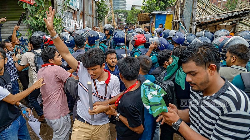 বৈষম্যবিরোধী ছাত্র আন্দোলনের ডাকা কর্মসূচির অংশ হিসেবে শনিবার মেরুল বাড্ডা সড়কে পুলিশকে ছাত্রজনতার হাত থেকে দূরে রাখার চেষ্টায় এক দল শিক্ষার্থী। ছবি: মাহমুদ জামান অভি