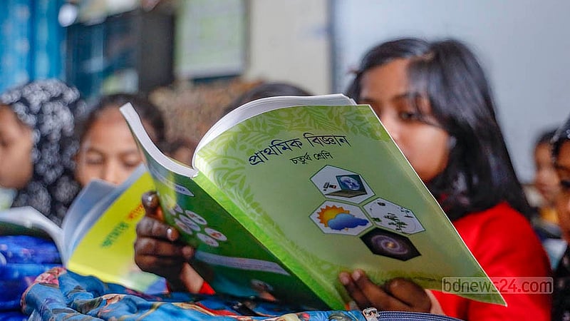 ঢাকার আজিমপুর আদর্শ সরকারি প্রাথমিক বিদ্যালয়ে বৃহস্পতিবার নতুন বই পেয়ে তা উল্টে পাল্টে দেখছে এক শিক্ষার্থী