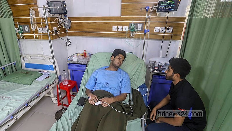 মাহবুবুর রহমান মোল্লা কলেজের শিক্ষার্থীদের হামলায় আহত শহীদ সোহরাওয়ার্দী কলেজর ইংরেজি বিভাগের প্রথম বর্ষের শিক্ষাথী আব্দুল্লাহ ন্যাশনাল মেডিকেল ইনস্টিটিউট হাসপাতালের সিসিইউতে চিকিৎসাধীন। ছবি: আব্দুল্লাহ আল মমীন