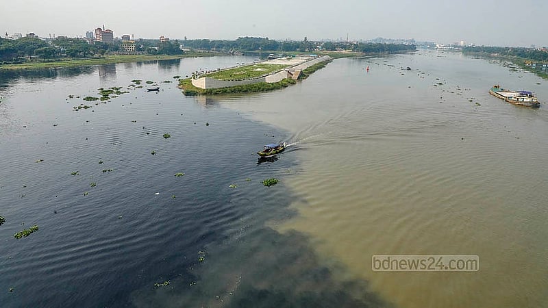 বৃষ্টিপাতে শীতলক্ষ্যা নদীতে পানি বেড়েছে। একপাশে ঘোলা নতুন পানি, অন্য পাশে বালু নদীর দূষিত পানি। ডেমরার সুলতানা কামাল সেতু থেকে তোলা