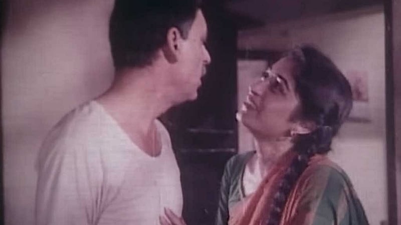 মতিন সাহেবের সঙ্গে তার বড় মেয়ে রাত্রি, যুদ্ধ উপদ্রুত শহরের বন্দিদশা যাকে রীতিমতন অসুস্থ করে তুলেছিল। রাত্রি চরিত্রে অভিনয় করেছেন বিপাশা হায়াৎ।