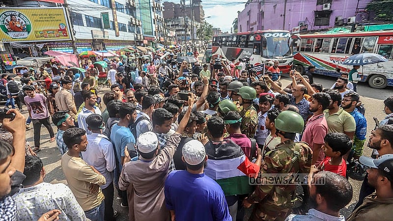 বৈষম্যবিরোধী ছাত্র আন্দোলনের সময় ইমাম হাসান তাইমের হত্যার বিচারের দাবিতে মঙ্গলবার শিক্ষার্থীরা জিরো পয়েন্টে রাস্তা অবরোধ করেন। এসময় রাস্তা থেকে সরাতে শিক্ষার্থীদের সঙ্গে কথা বলেন সেনা সদস্যরা। ছবি: আব্দুল্লাহ আল মমীন