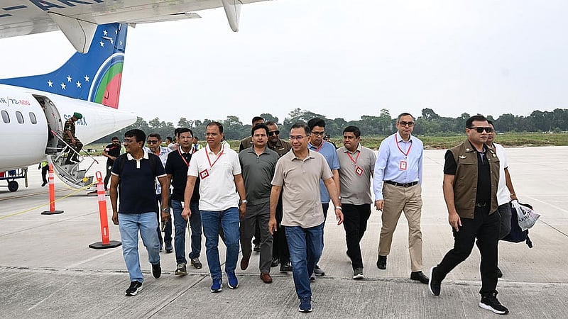 উলশী খাল পুনঃখননের সূচনা করতে সোমবার সকালে ঢাকা থেকে যশোর বিমানবন্দরে পৌঁছান প্রধানমন্ত্রী তারেক রহমান