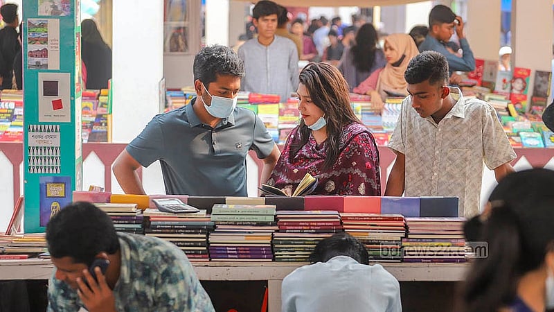 বইমেলার শেষ দিন শুক্রবার একটি স্টলে বই দেখছেন বইপ্রেমীরা। ছবি: আব্দুল্লাহ আল মমীন