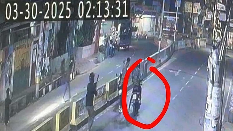 সিসি ক্যামেরার ফুটেজে সজীবকে কোমর থেকে অস্ত্র বের করে আরেকজনের হাতে দিতে দেখা গেছে বলে জানিয়েছে পুলিশ।