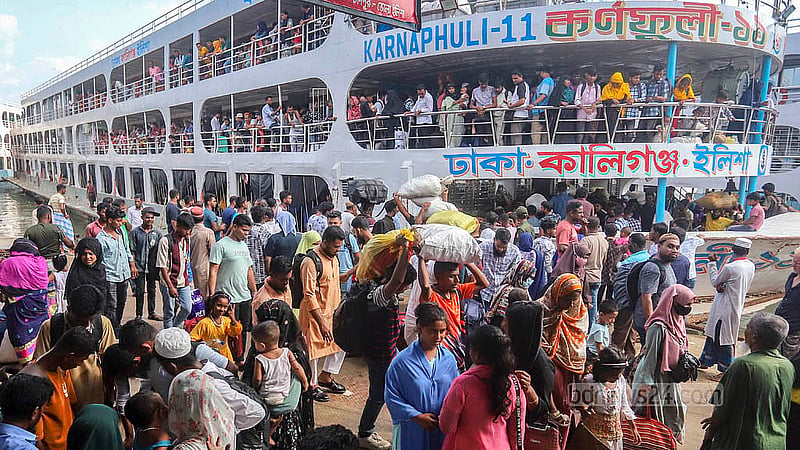 দেশের দক্ষিণাঞ্চল থেকে শুক্রবার ঢাকায় আসা সব লঞ্চেই ছিল যাত্রীদের ভিড়। সদরঘাট লঞ্চ টার্মিনাল থেকে তোলা।  ছবি: আব্দুল্লাহ আল মমীন