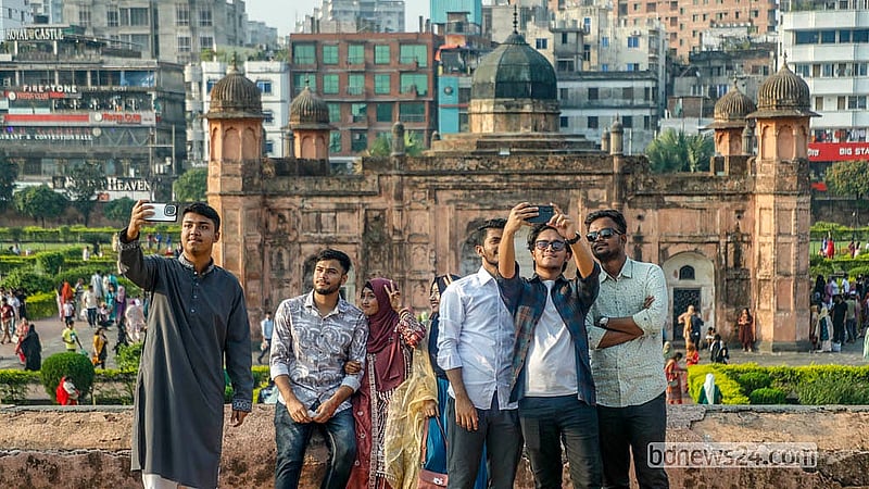 ঢাকার লালবাগ কেল্লায় বেড়ানোর মুহূর্ত ধরে রাখতে অনেকেই