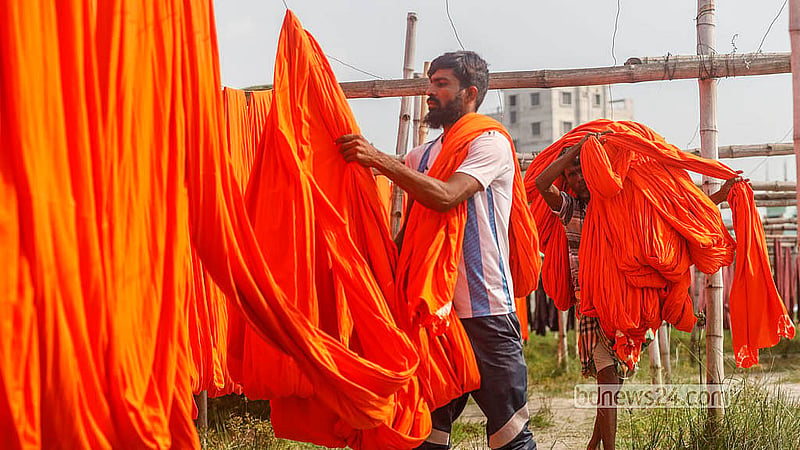 নারায়ণগঞ্জের ফতুল্লার হাজীগঞ্জ এলাকায় রং দেওয়া কাপড় শুকনোর পর তুলে নিচ্ছেন শ্রমিকরা। টানা রোদ পেলে এসব কাপড় শুকাতে সময় লাগে দুই ঘণ্টার মতো