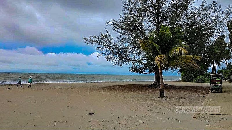 সেন্টমার্টিনের নির্জন সমুদ্র সৈকতে হাঁটছেন স্থানীয় দুই বাসিন্দা।