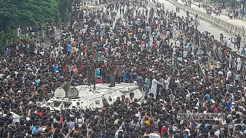 বৈষম্যবিরোধী ছাত্র আন্দোলনের ডাকে এক দফা দাবিতে সর্বাত্মক অসহযোগের প্রথম দিনে দুপুরে ঢাকার দনিয়া এলাকায় ঢাকা-চট্টগ্রাম মহাসড়কে আন্দোলনকারীদের অবস্থান। ছবি: শেখ আবু তালেব