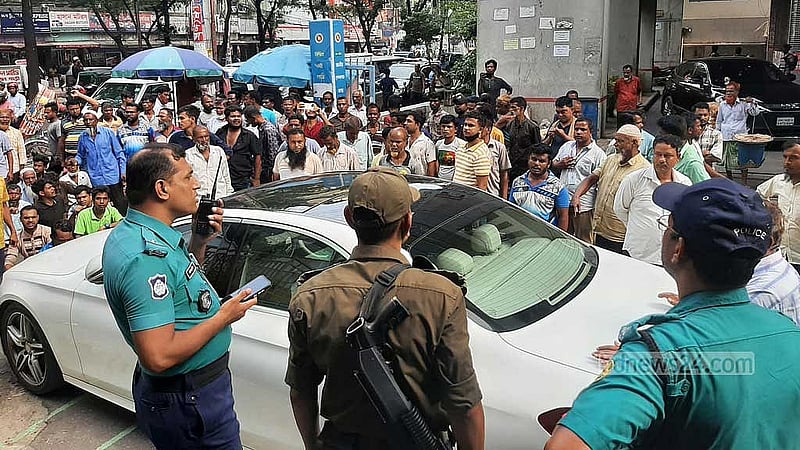বিক্ষোভের পর রোববার শ্রম প্রতিমন্ত্রীর উপস্থিতিতে সমঝোতা বৈঠকে রাজি হয় শ্রমিকরা