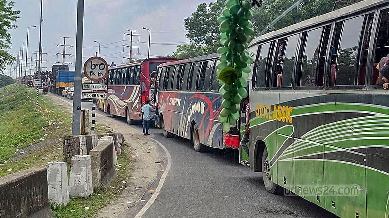 ঈদযাত্রায় যমুনা সেতুতে বৃহস্পতিবার সকালে দীর্ঘ সময় থেমে থাকে যানবাহন। এতে ভোগান্তিতে পড়েন যাত্রীরা। ছবি: মাসুম আমীর