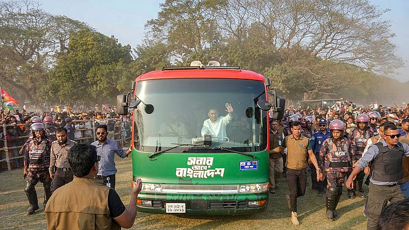 নির্বাচনি জনসভায় যোগ দিতে মঙ্গলবার বাসে চড়ে ময়মনসিংহ সার্কিট হাউজ মাঠে পৌঁছান বিএনপি চেয়ারম্যান তারেক রহমান। ২৫ ডিসেম্বর দেশে ফেরার পর সড়কপথে এই বাস ব্যবহার করছেন তিনি