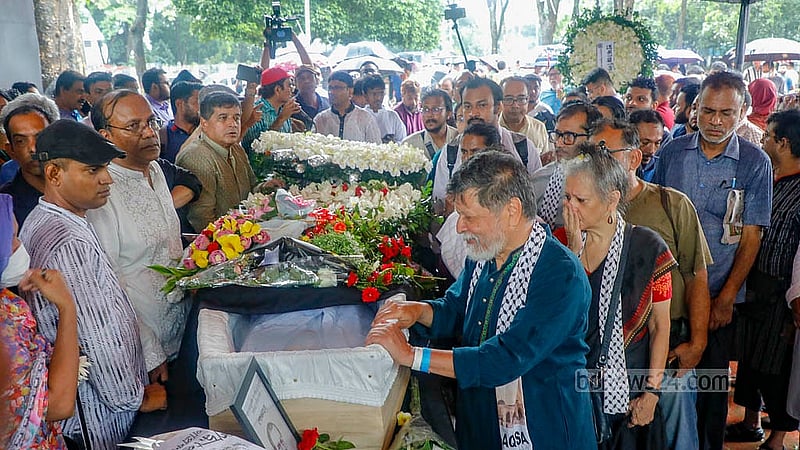 কেন্দ্রীয় শহীদ মিনার প্রাঙ্গণে শনিবার এমিরেটাস অধ্যাপক ও সাহিত্যিক সৈয়দ মনজুরুল ইসলামের প্রতি শ্রদ্ধা জানাতে আসে বিভিন্ন প্রতিষ্ঠান, দল ও সংগঠন।  ছবি: আব্দুল্লাহ আল মমীন