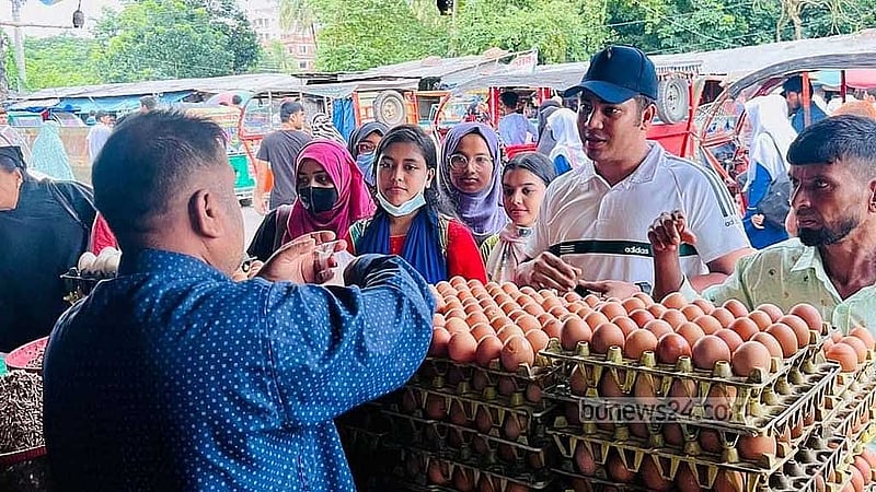 কুমিল্লায় বাজারে শিক্ষার্থীদের একটি দলের তদারকি। তারা ব্যবসায়ীদেরকে চাঁদা না দেওয়ার এবং ‘অতি মুনাফা’ না করার অনুরোধ করছেন।