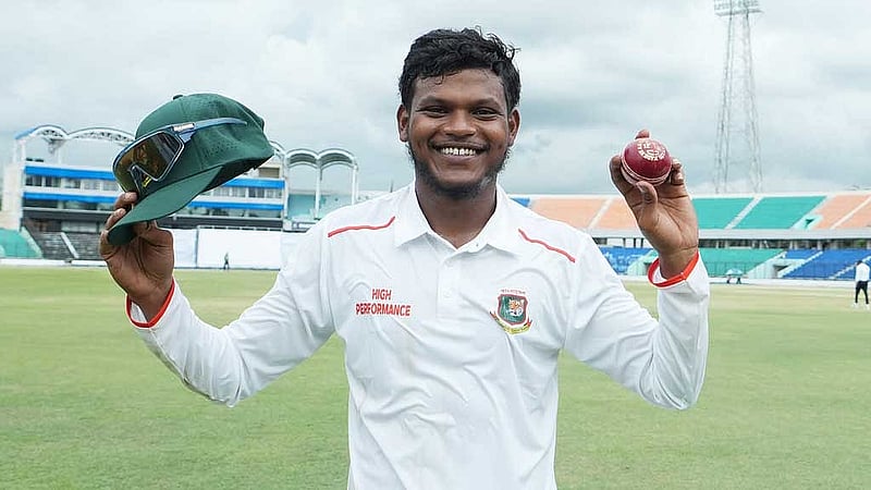 সাফল্যের হাসি রকিবুলের মুখে। ছবি: বিসিবি।