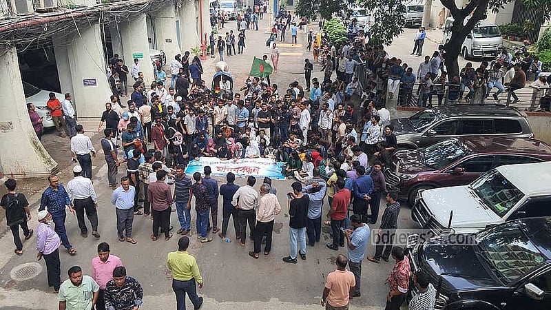 এইচএসসির বাকি পরীক্ষা বাতিলের দাবিতে ২৪ অগাস্ট সচিবালয় ঘেরাও করে কয়েকশ শিক্ষার্থী।