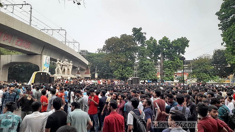 প্রথম ও দ্বিতীয় শ্রেণির চাকরিতে কোটা বাতিল করে দেওয়া পরিপত্র অবৈধ ঘোষণার রায়ে স্থিতাবস্থা জারির পরও ‘বাংলা ব্লকেড’ কর্মসূচি চালিয়ে যাওয়ার ঘোষণার মধ্যে এবার রাস্তায় নেমেছে ছাত্রলীগও। তারা কোটা আন্দালনকারীদের বিরোধিতা করছে।