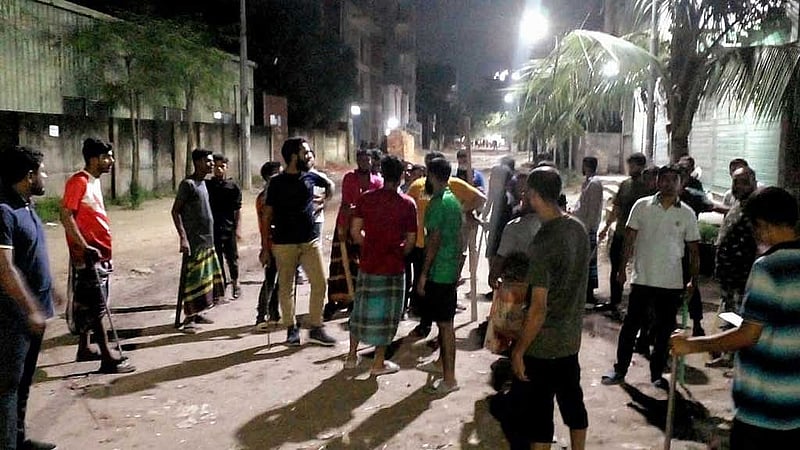 সরকারবিহীন কয়েক দিনে পুলিশের অনুপস্থিতিতে ডাকাত আতঙ্কে নির্ঘুম রাত কাটে ঢাকার বিভিন্ন এলাকার বাসিন্দাদের।