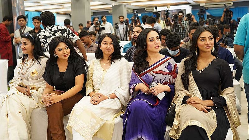 ‘দাগি’ সিনেমার অনুষ্ঠানে সিনেমার অভিনয়শিল্পীরা। ছবি: চরকির সৌজন্যে।  